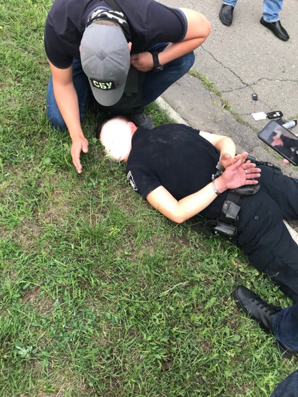 Патрульного полицейского задержали на получении взятки в 30 000 гривен