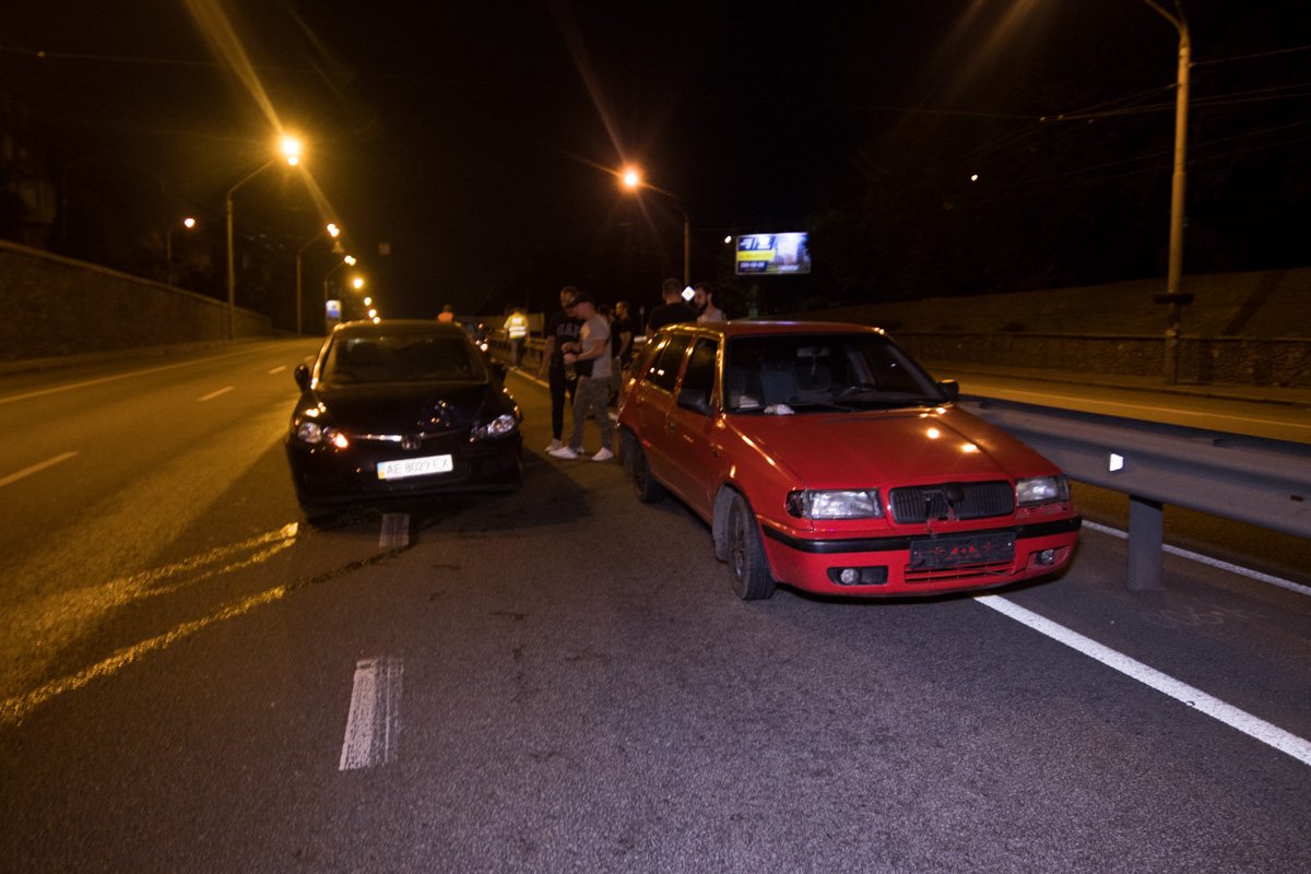 В Киеве на проспекте Победы в двойном ДТП столкнулись четыре автомобиля