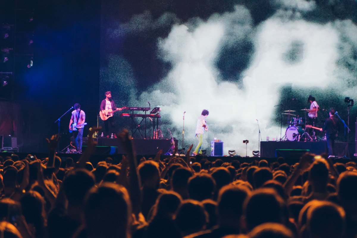 Она не задержала своих поклонников, а выступление продолжалось около часа