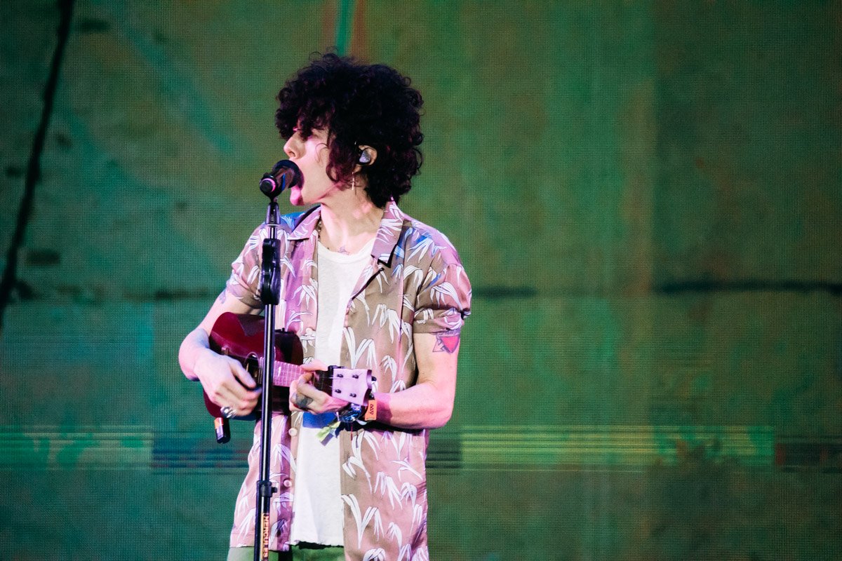 Неординарный внешность, яркий голос и характерная только ей манера исполнения "посвистывая" - это стоит того, чтобы увидеть и услышать лично