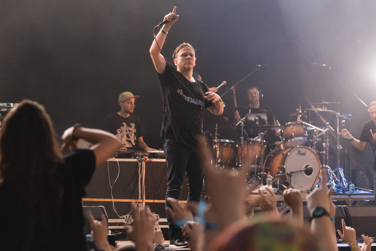 Группа существует с 1998 года, а популярна до сих пор!