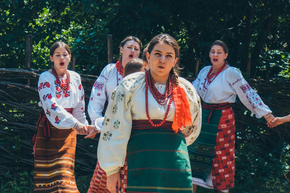 Девушки заводят песни ... Девушки заводят песни ...