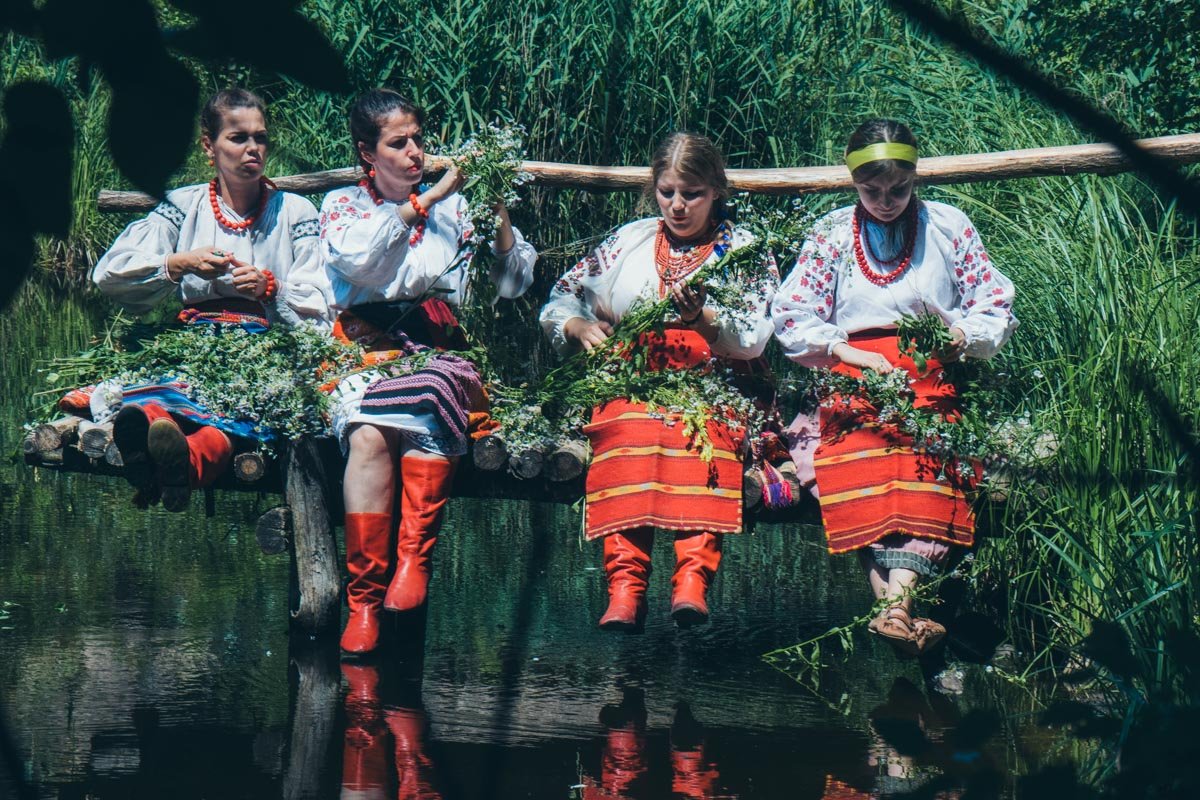 Цветы в праздничном головном уборе символизируют любовь, счастье и здоровье Цветы в праздничном головном уборе символизируют любовь, счастье и здоровье