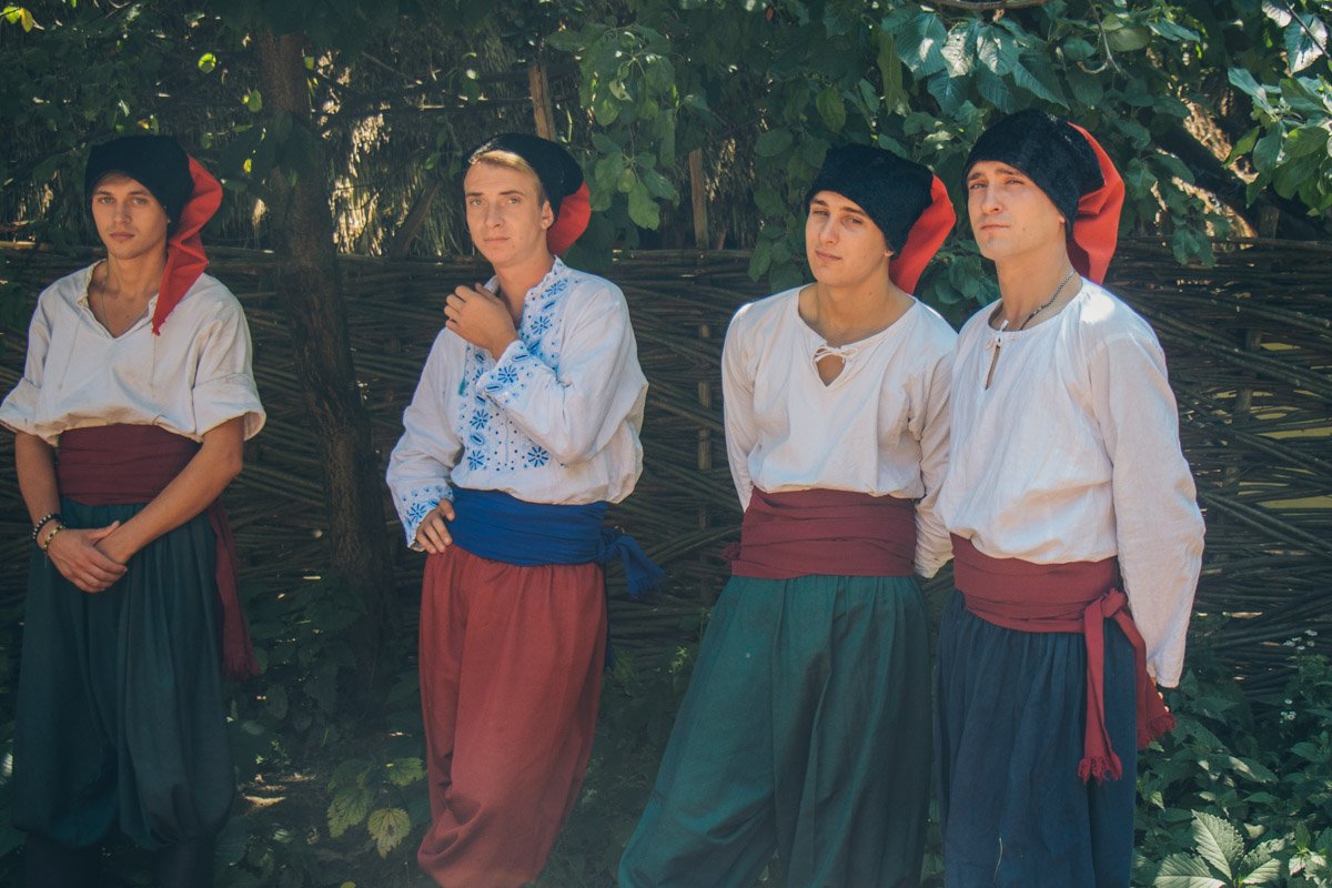 Пока девушки заняты, можно и попозировать фотографу... Пока девушки заняты, можно и попозировать фотографу...