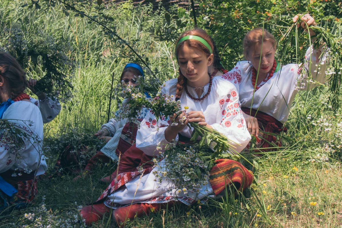 Каждый плетет венок по-своему. Особой технологии, по словам девушек, нет Каждый плетет венок по-своему. Особой технологии, по словам девушек, нет