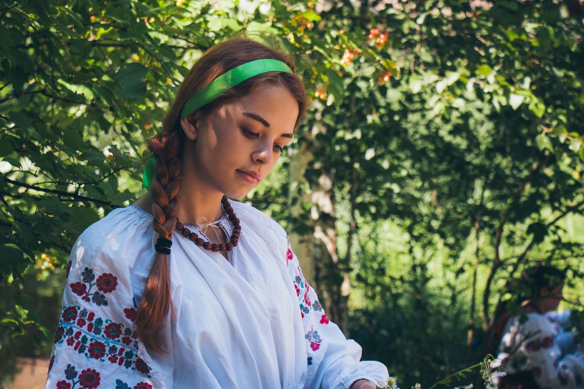 Плетя венок, нужно думать о суженном, и уже завтра он сам постучится к вам в дверь Плетя венок, нужно думать о суженном, и уже завтра он сам постучится к вам в дверь