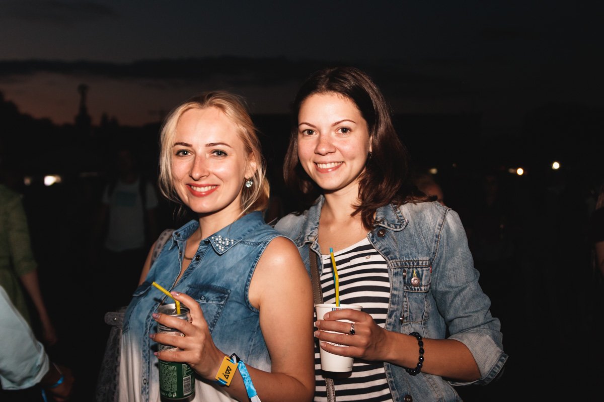 На фестивале можно встретить много знакомых, таких же фестивальщиков-меломанов, как и ты сам На фестивале можно встретить много знакомых, таких же фестивальщиков-меломанов, как и ты сам