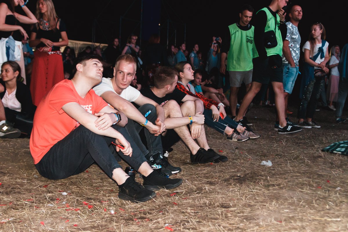 Стоя, сидя, лежа... какая разница, какую позу принять, если ты слушаешь любимых звезд Стоя, сидя, лежа... какая разница, какую позу принять, если ты слушаешь любимых звезд