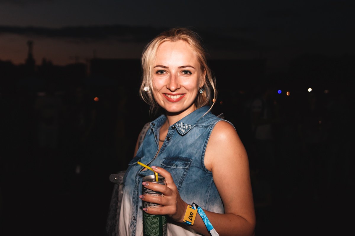 Ты же леди, пей пиво из трубочки Ты же леди, пей пиво из трубочки