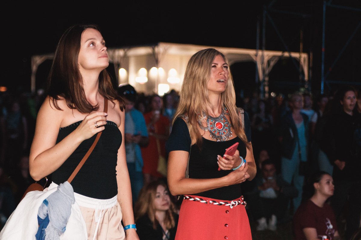 Музыкантов слышно издалека, жаль только, что видно плохо Музыкантов слышно издалека, жаль только, что видно плохо