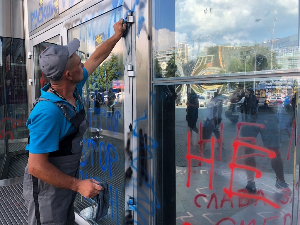 Работники по уходу активистов начали приводить территорию в порядок