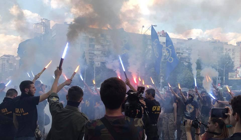 Группа мужчин жгла файеры. Фото: Антон Голобродько