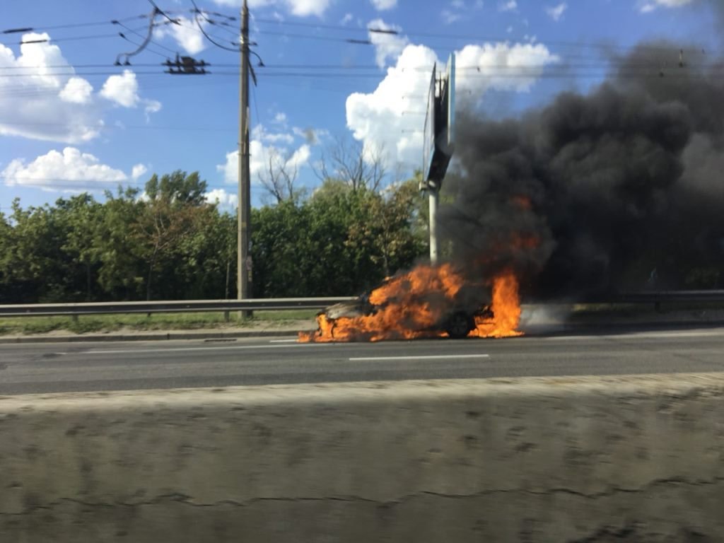 В Киеве возле ТРЦ Блокбастер на ходу загорелся Chevrolet Aveo. Фото очевидца В Киеве возле ТРЦ Блокбастер на ходу загорелся Chevrolet Aveo. Фото очевидца
