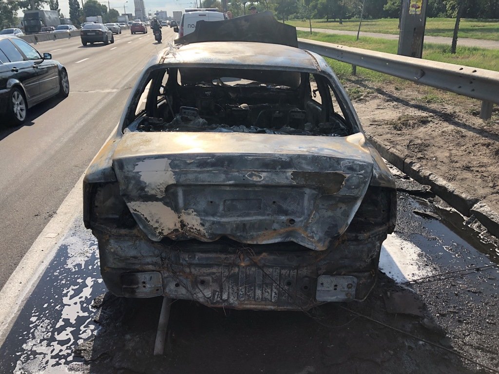 Иномарка сгорела полностью Иномарка сгорела полностью