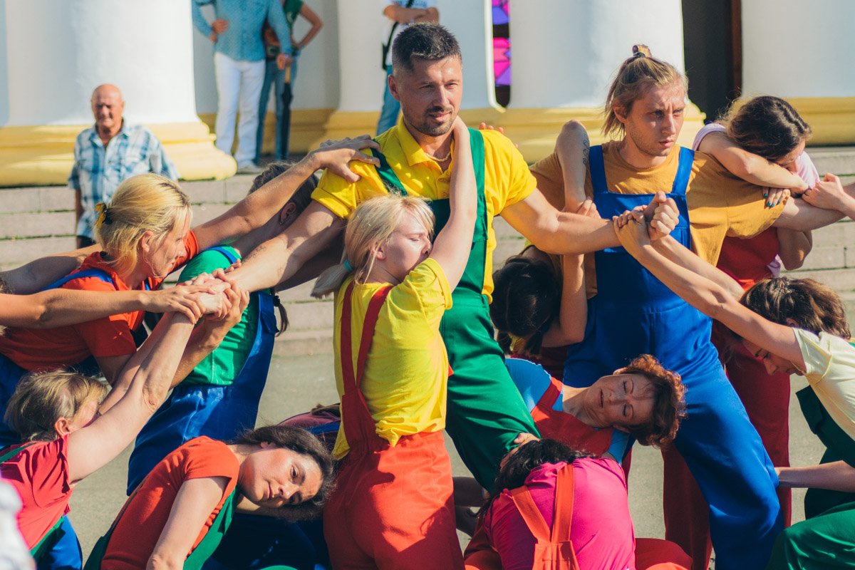 Артисты станцевали прямо на улице Артисты станцевали прямо на улице