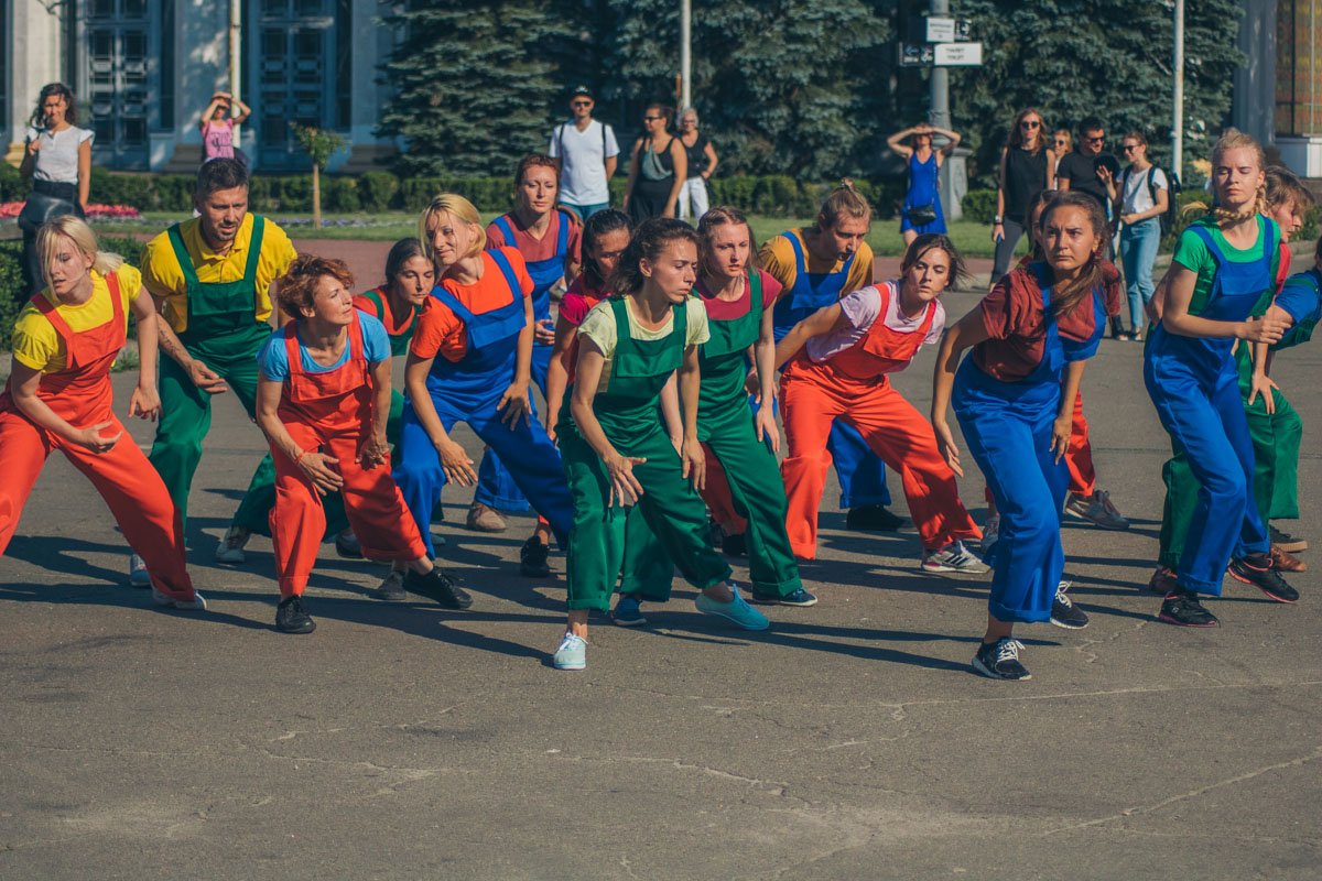 Люди со всей территории парка начали подтягиваться к месту проведения перформанса Люди со всей территории парка начали подтягиваться к месту проведения перформанса