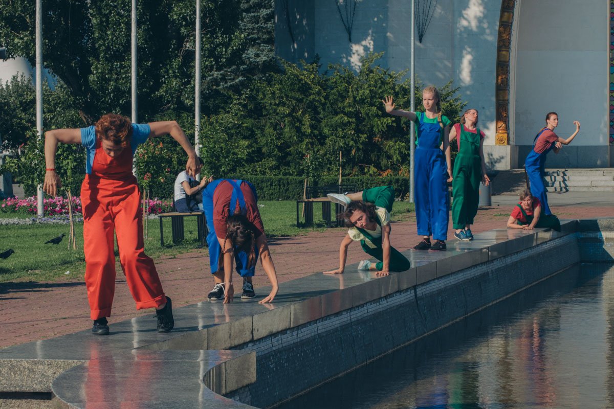 Актеры изображали статуи и фонтана Актеры изображали статуи и фонтана