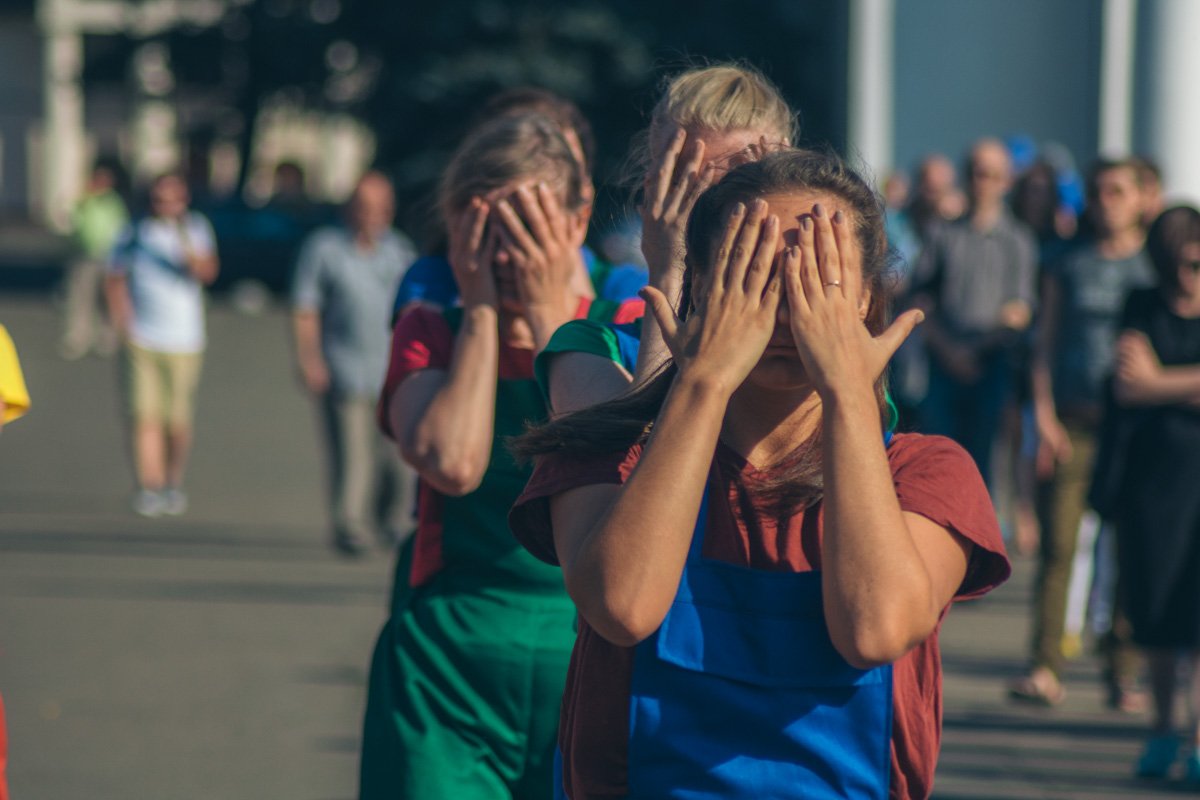 Зрителям тоже пришлось подвигаться - танцоры постоянно смещались с места на место Зрителям тоже пришлось подвигаться - танцоры постоянно смещались с места на место