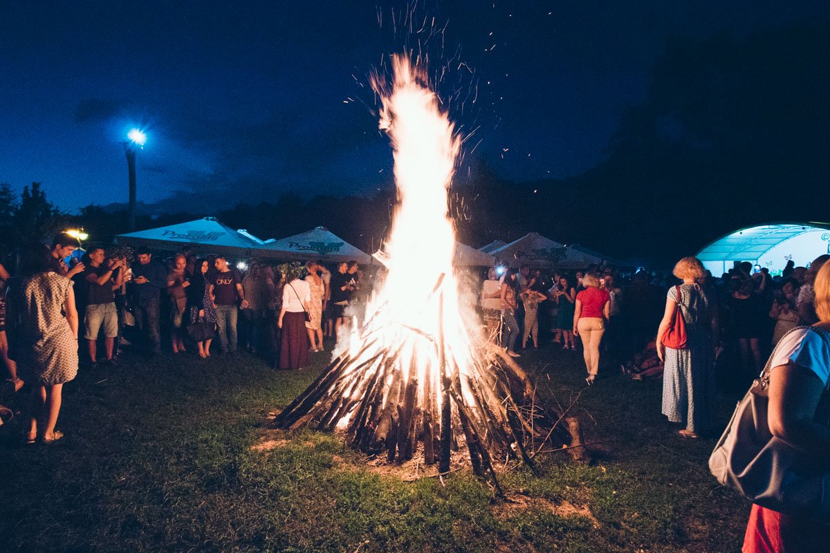 Прыгать через ритуальный костер так никто и не решился