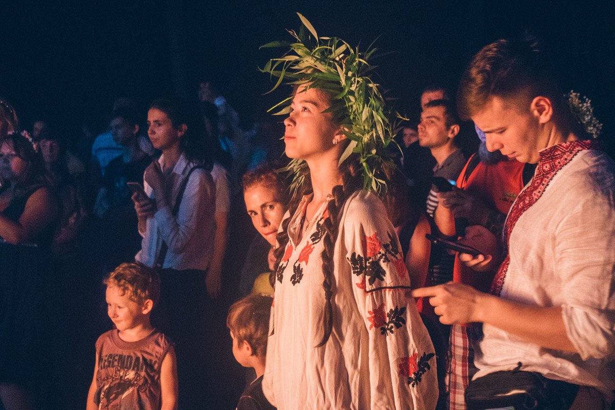 Многие пришли в национальных костюмах, а прическу украсили венками из разнотравья