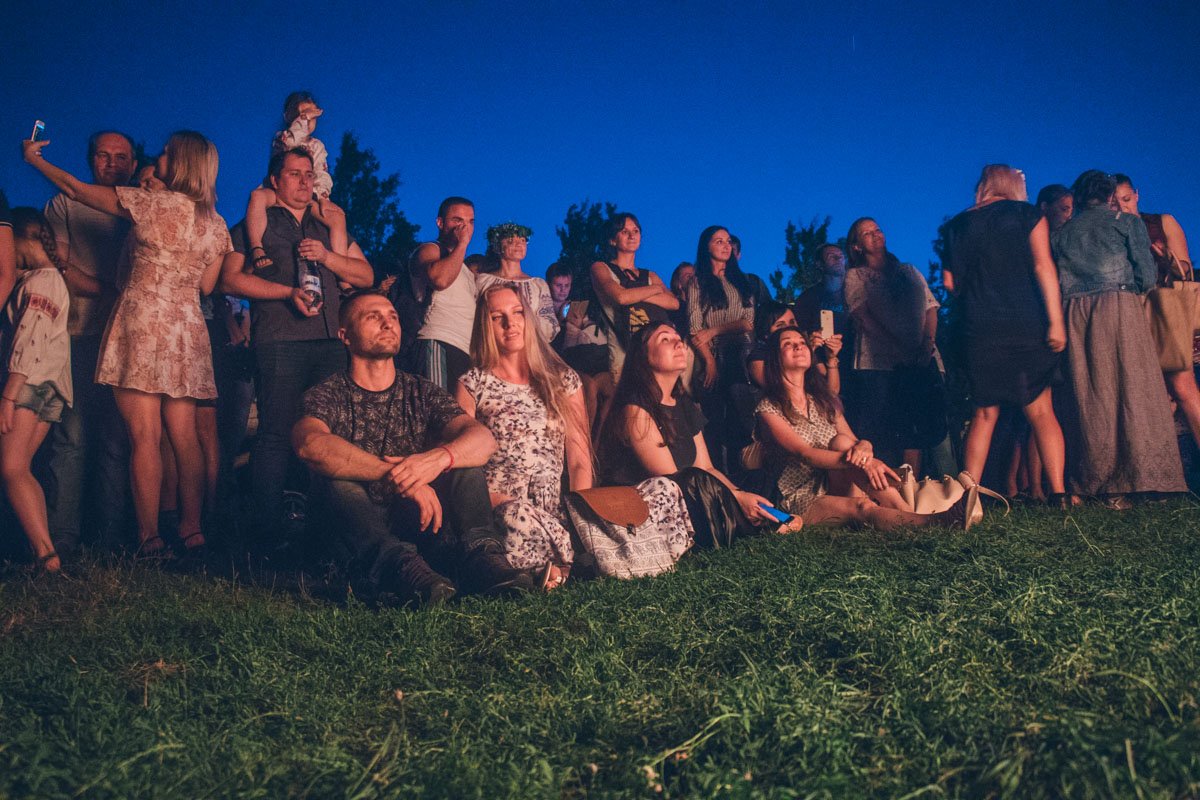 Гости устроились на траве и попивали горячительные напитки