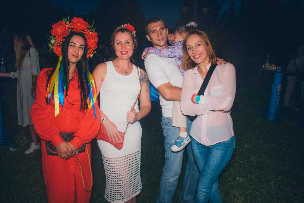 Праздновать в компании всегда веселее