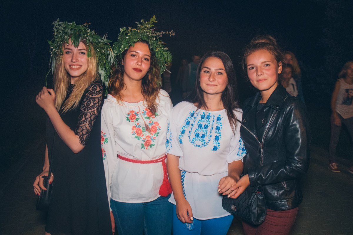 В ночь на Ивана Купала девушки по традиции гадают на суженого