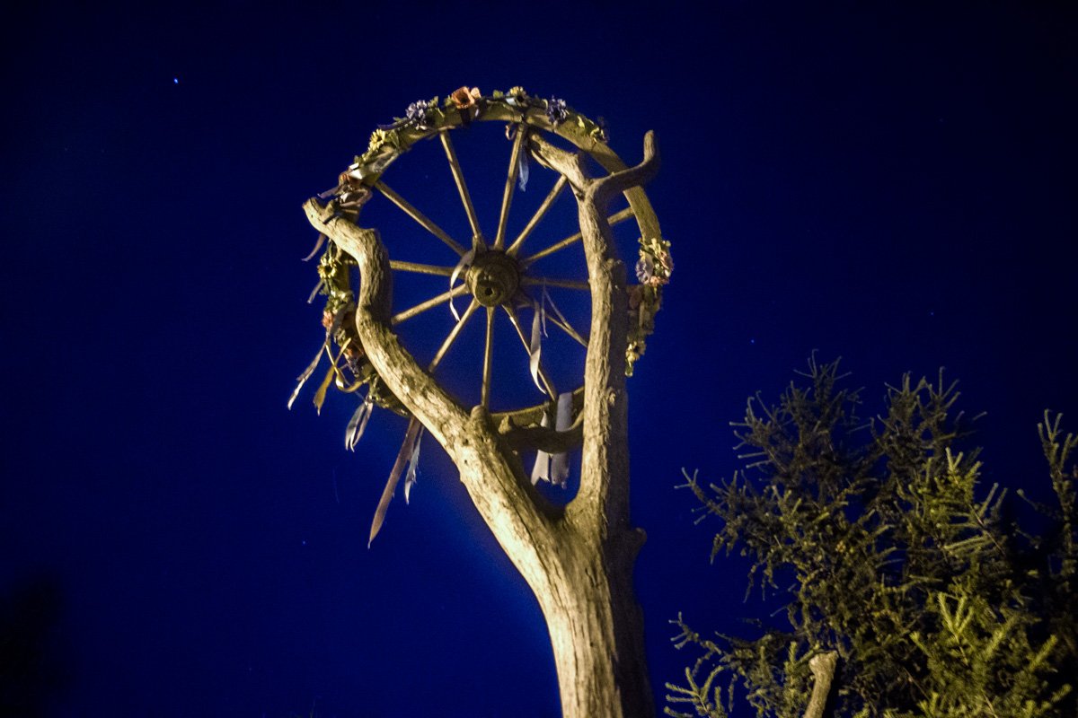 Для безопасности на месте дежурили спасатели и "скорая" width="1200" height="800"><figcaption> Для безопасности на месте дежурили спасатели и "скорая"</figcaption></figure></p><p>Напомним, 6 июля <a href="https://kiev.informator.ua/2018/07/06/v-kieve-na-ivana-kupala-devushki-vodili-horovody-i-vybirali-sebe-kazakov/">в музее под открытым небом «Мамаева слобода» праздновали Ивана Купал</a>. Девушки в национальных костюмах пели особенные купальские песни и плели венки из специального набора трав, чтобы привлечь себе суженного, обрести здоровье и благополучие.</p><p></p><p style="text-align: right;"><strong>Оксана Юрченко</strong></p><p></p><p style="text-align: right;"><strong>Фото, видео: Дмитрий Щерблюк, Роман Барабаш</strong></p></body></html>