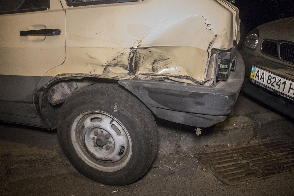 В результате аварии сильно пострадали припаркованные автомобили