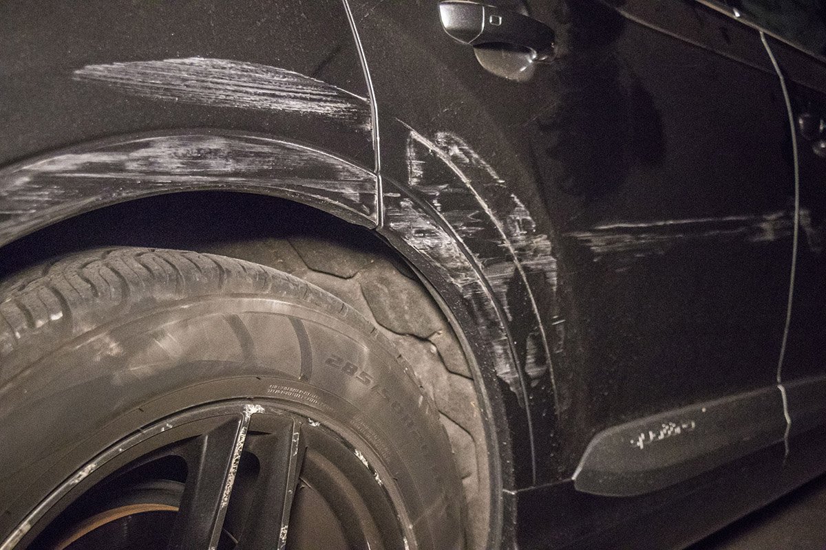 Водитель не справился с управлением и врезался в припаркованные автомобили ВАЗ 2109 и Daewoo Lanos