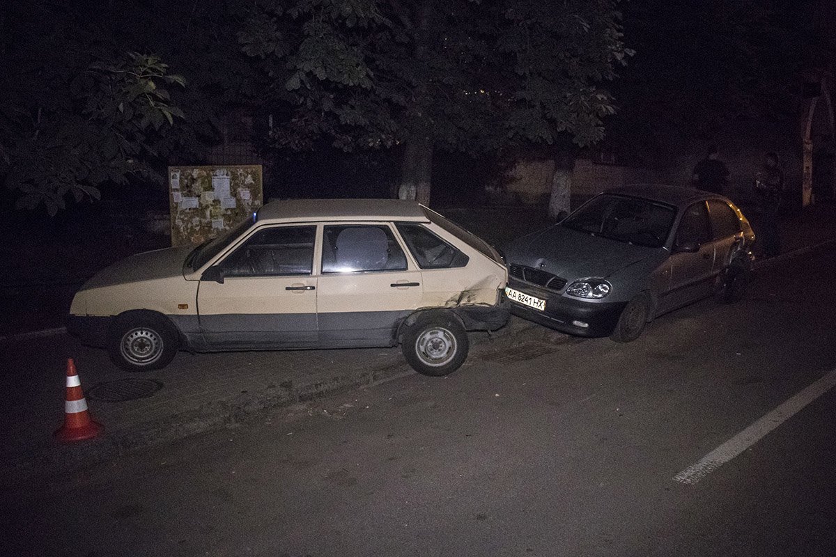 Удар был такой силы, что легковушки откинуло с обочины на тротуар.