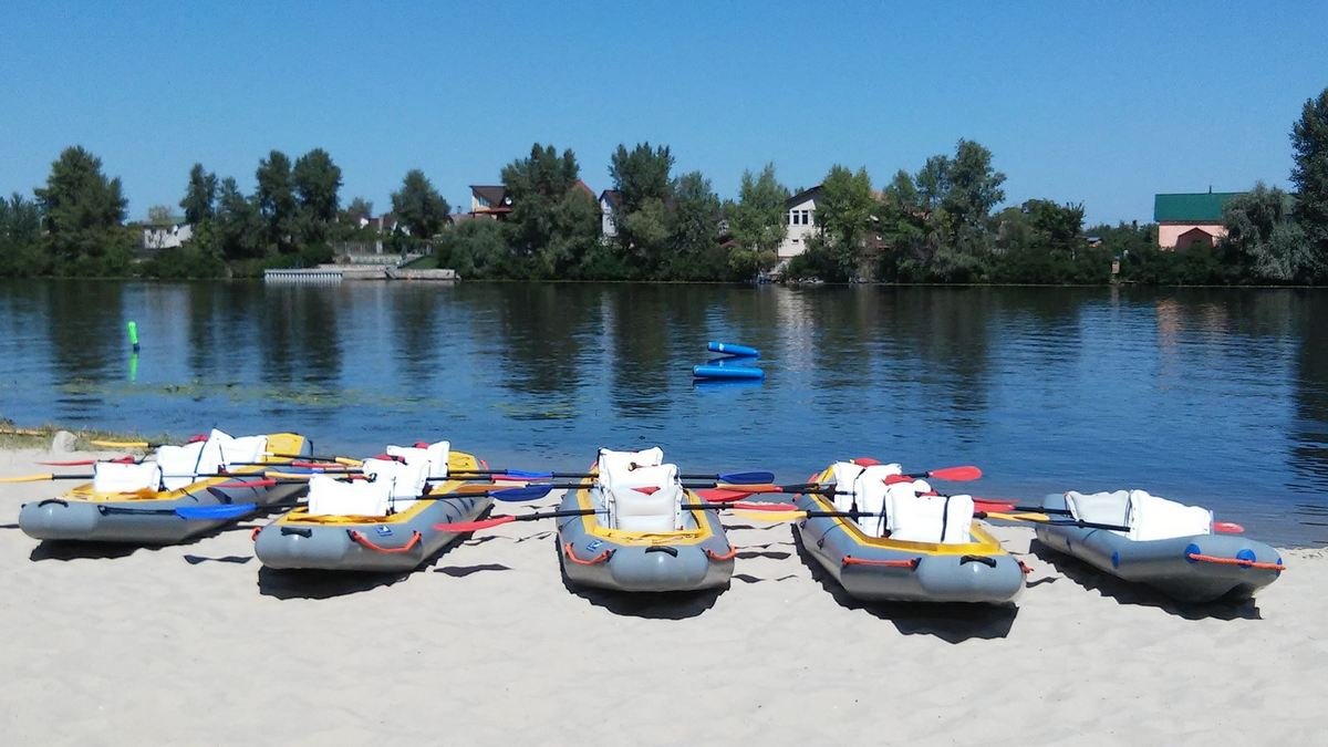 На территории есть пляжная зона, где можно позагорать, поиграть в волейбол и настольный теннис