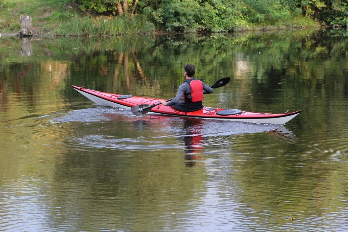 Пункт проката расположен в закрытой акватории, куда не заходят катера, моторные лодки и водные мотоциклы