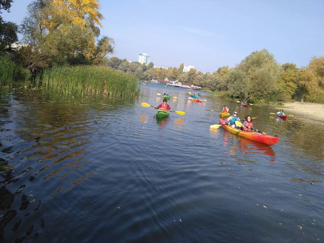 Любителей покататься на байдарках обрадуют туристические походы вниз по Днепру вдоль практически всего Киева