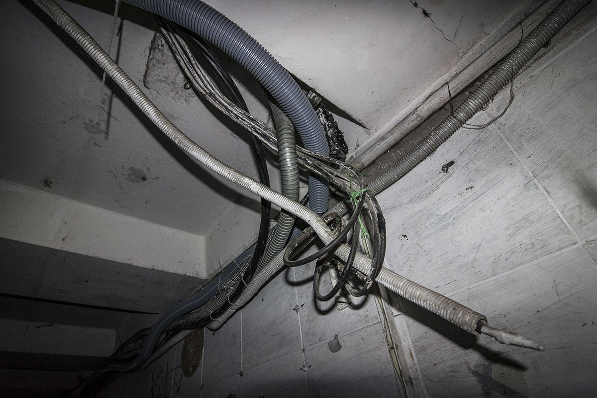 С потолка в подземном переходе свисает проводка
