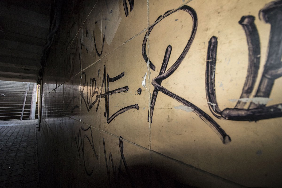 Стены всего перехода разрисованы вандалами