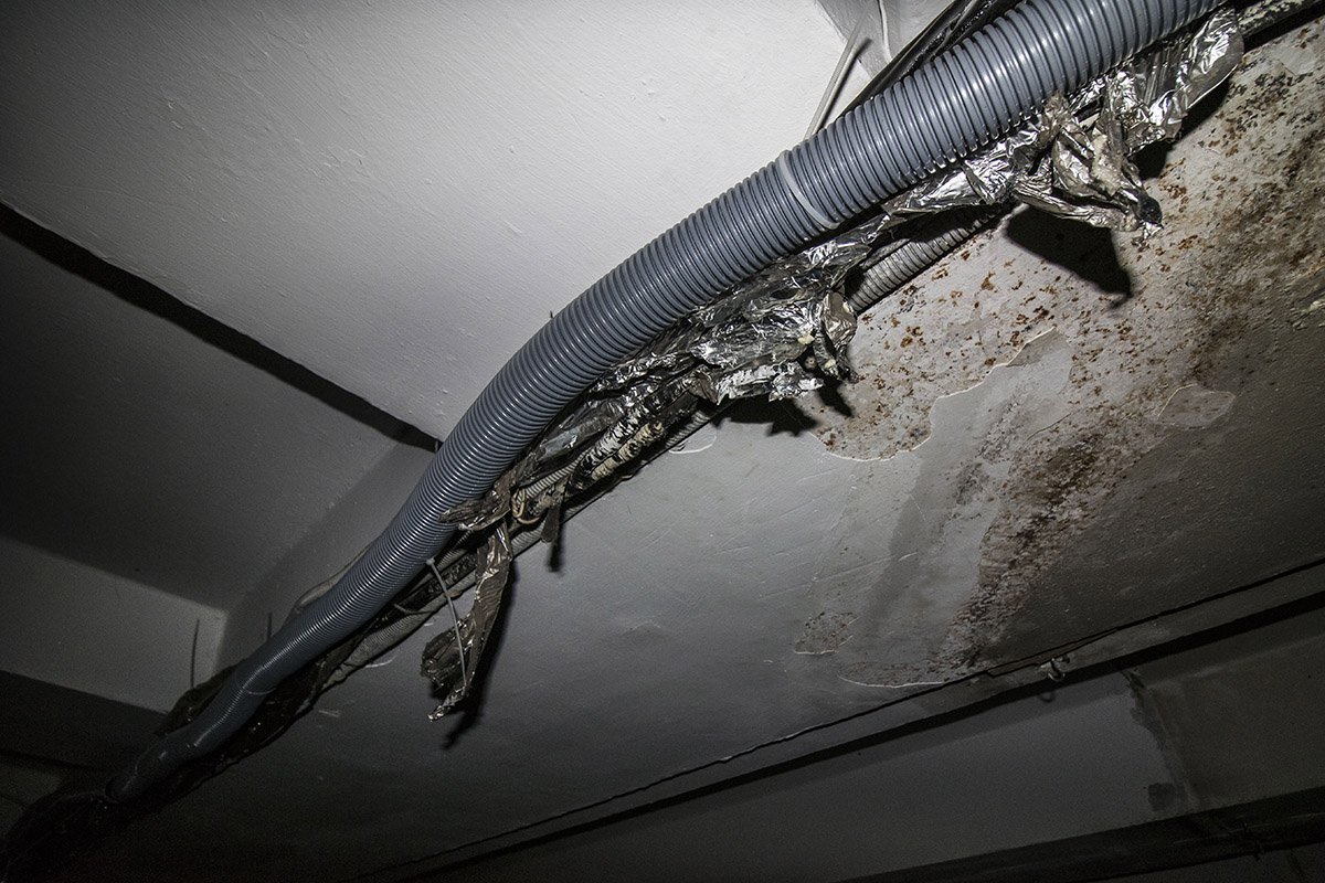 Несмотря на свисающие провода, освещение в переходе есть далеко не везде