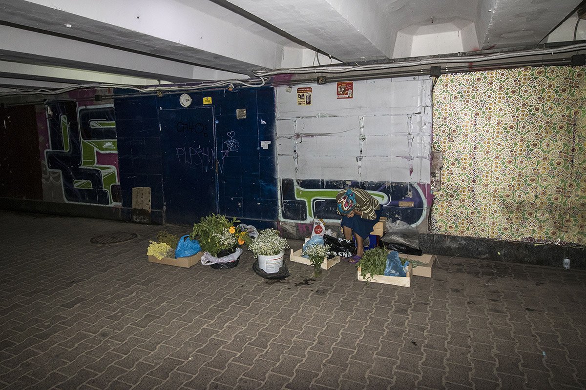 На месте самих киосков предприимчивая женщина уже начала продавать пешеходам цветы