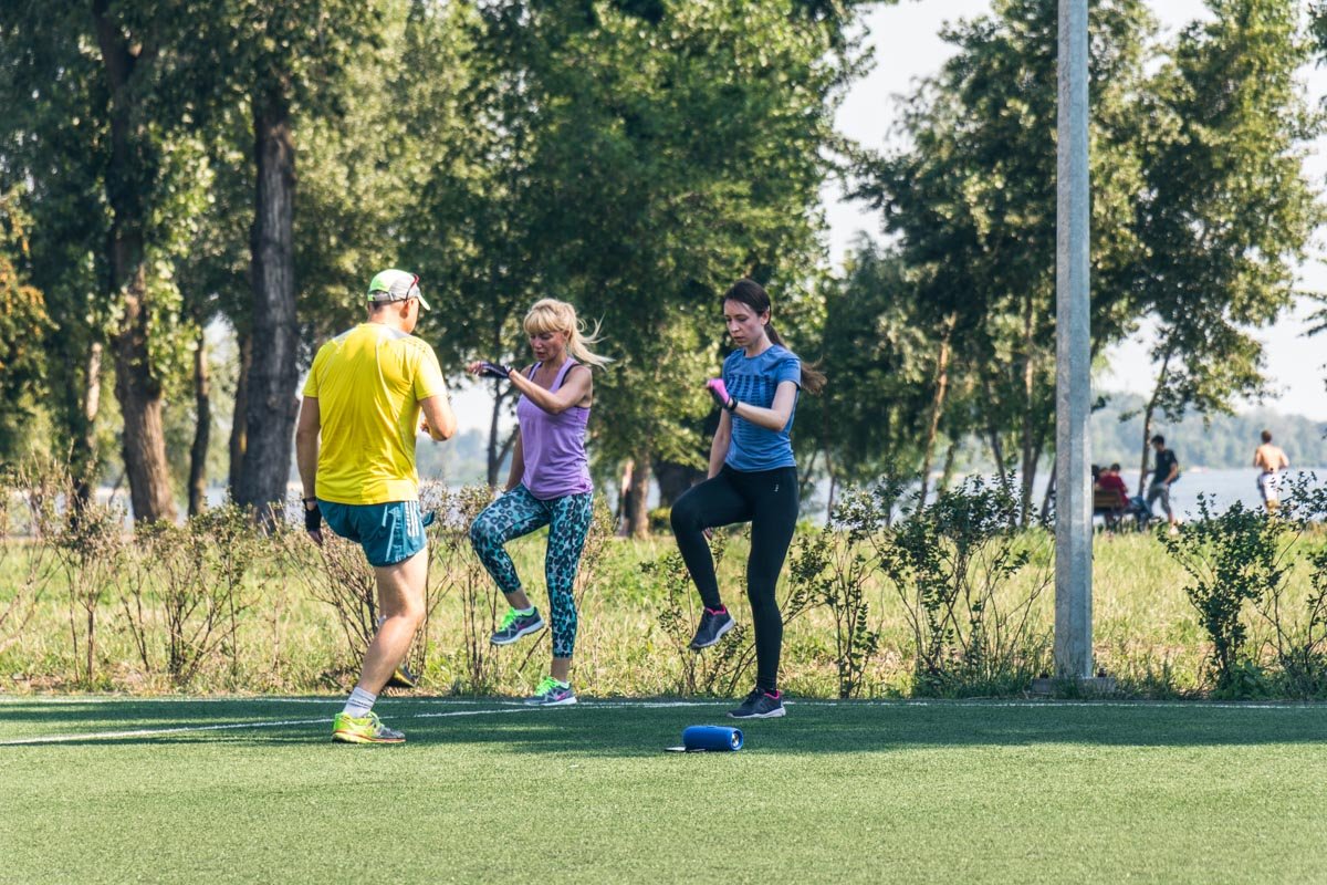 В парке есть спортивное мини-поле