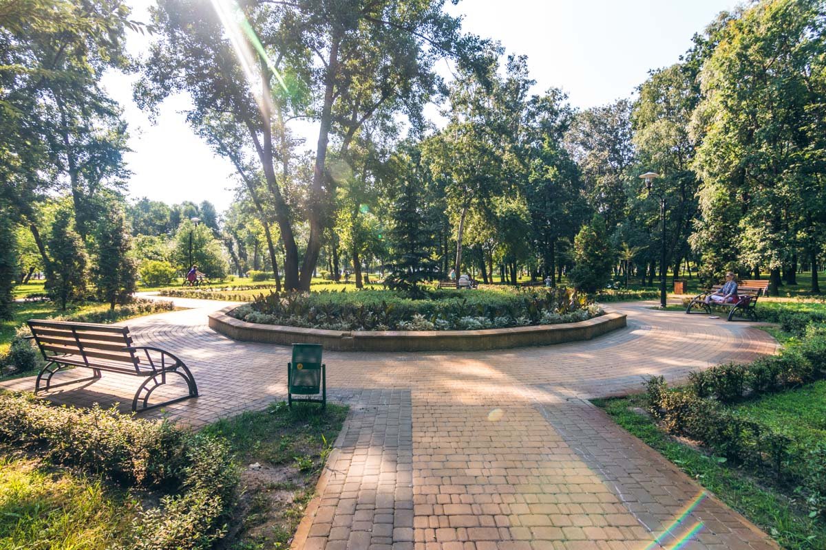 Скамейки в парке целые