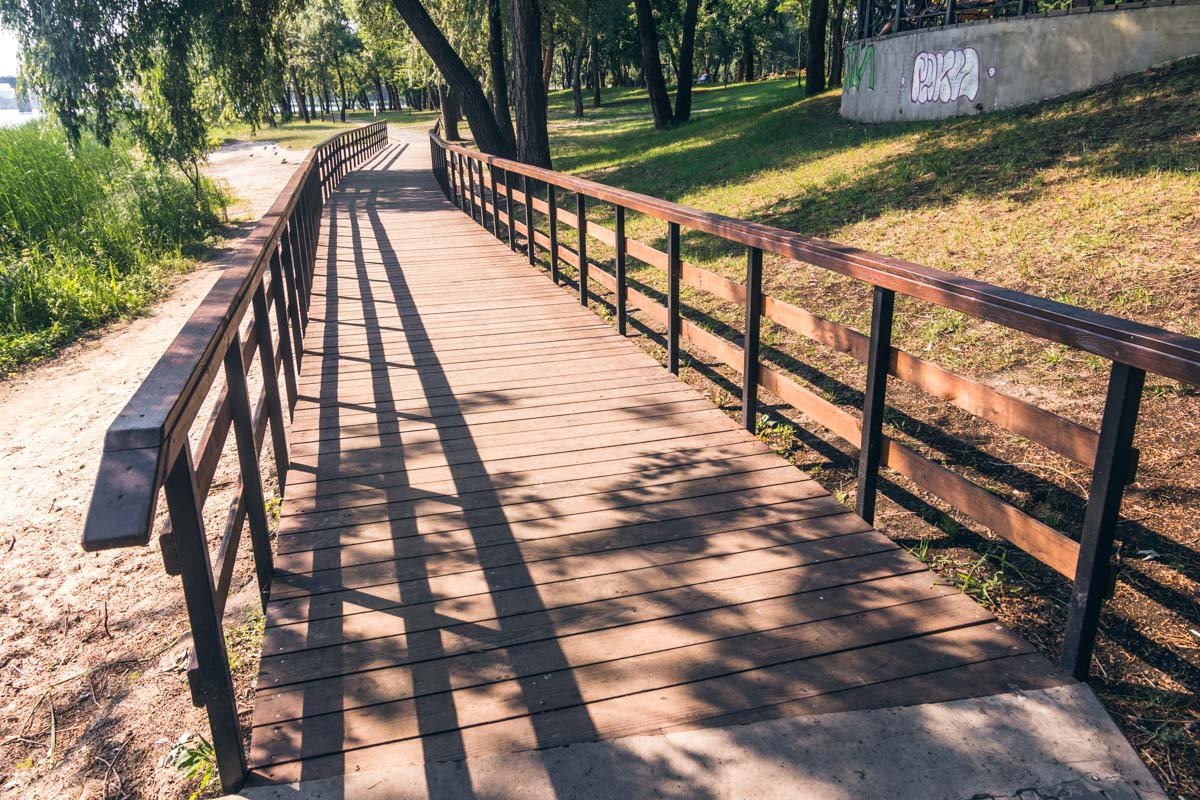По такому мостику приятно пройти
