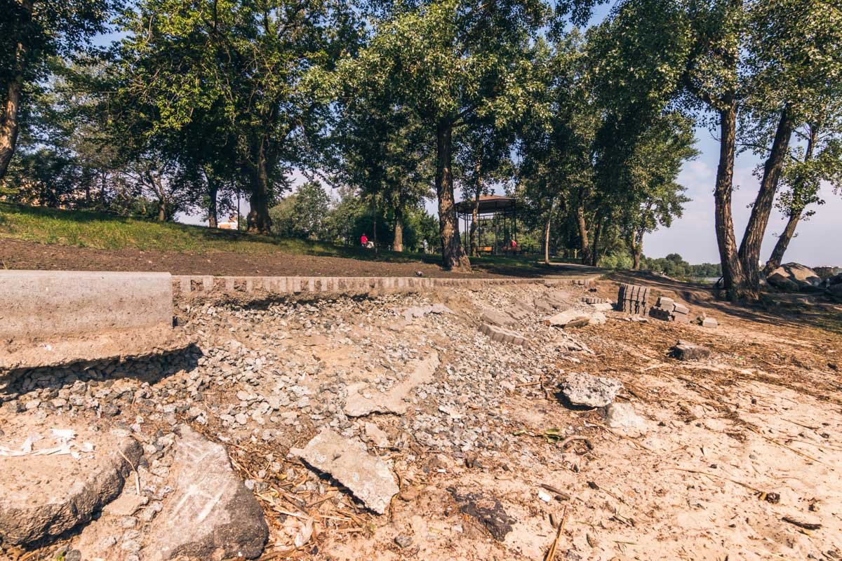 Аллея и бордюр требуют ремонта