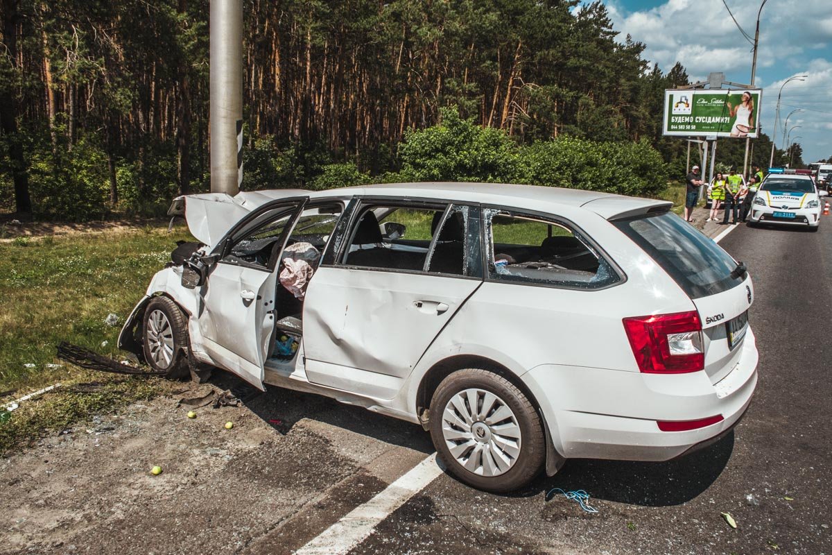 По сравнению с "французом", у водителя Škoda повреждения несущественны