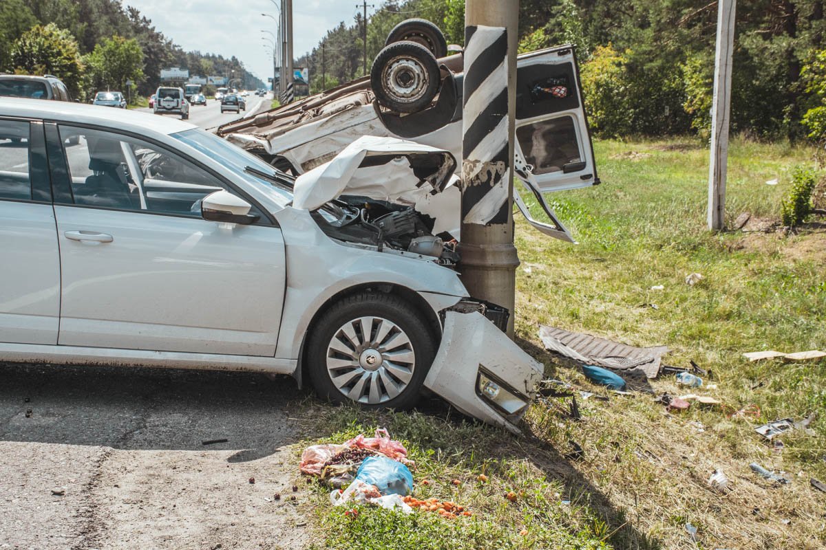 Несмотря на ДТП с летальным исходом, движение машин, проезжающих рядом, не затруднено