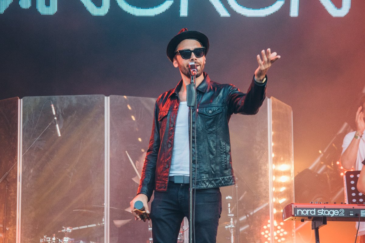 Общение с публикой с помощью музыки