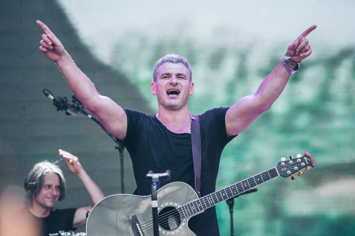 А он в ответ максимально отдается поклонникам