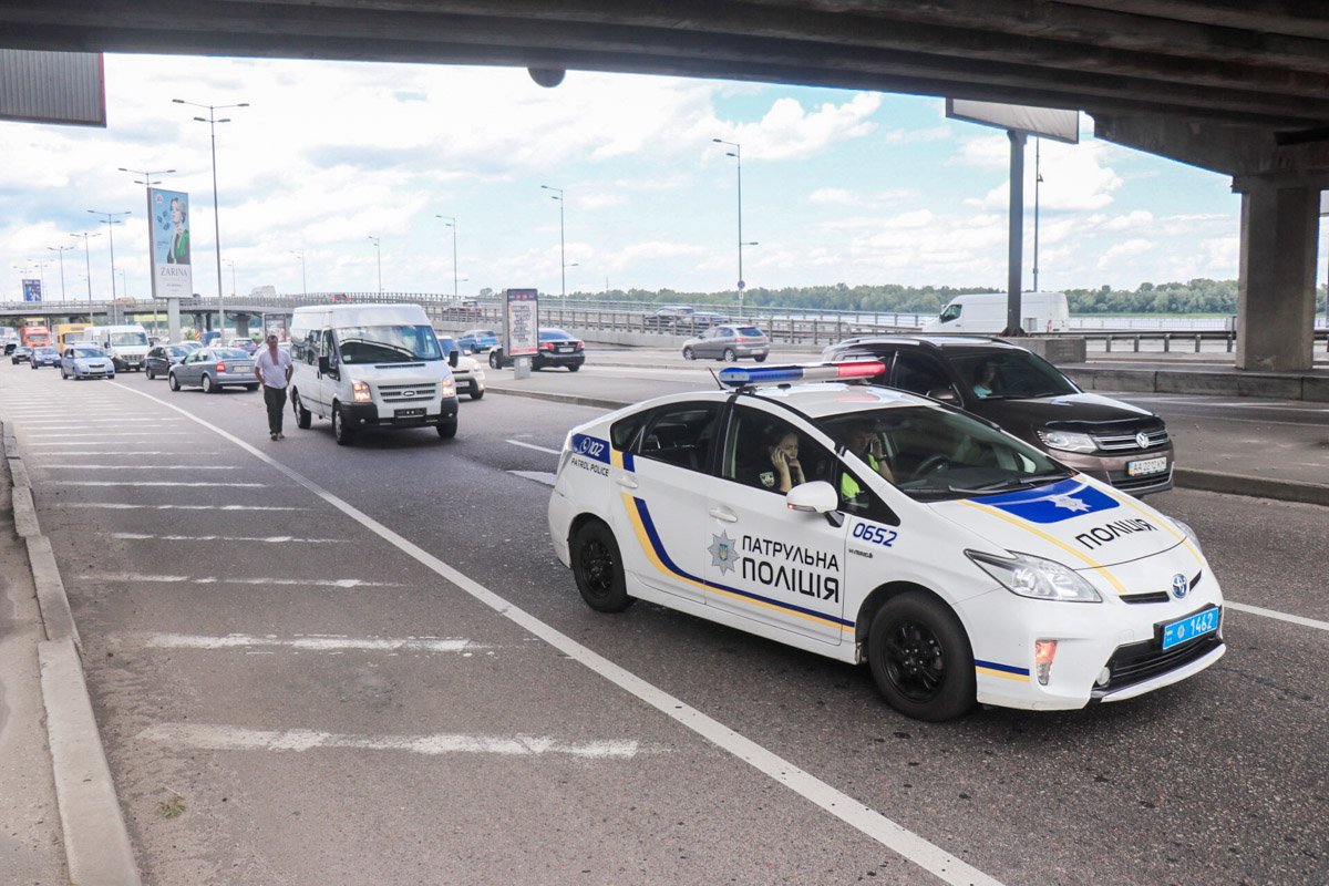 Вероятно, девушка за рулем Opel Astra сбила пожилого мужчину, переходившего дорогу в неположенном месте