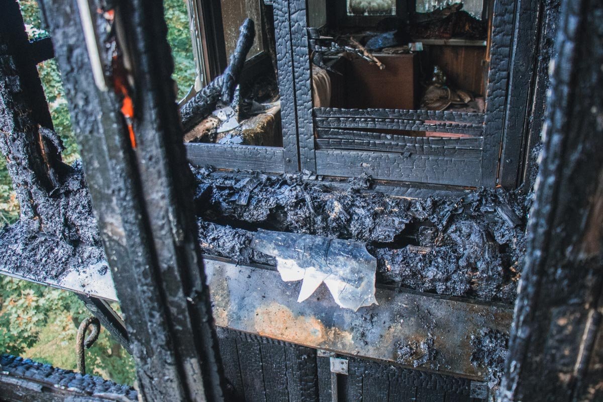 По предварительным данным, возгорание произошло на балконе третьего этажа