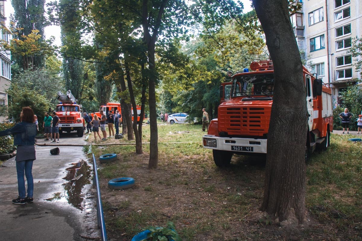 Из-за ветра огонь распространился на два этажа выше и задел еще один балкон на 5 этаже