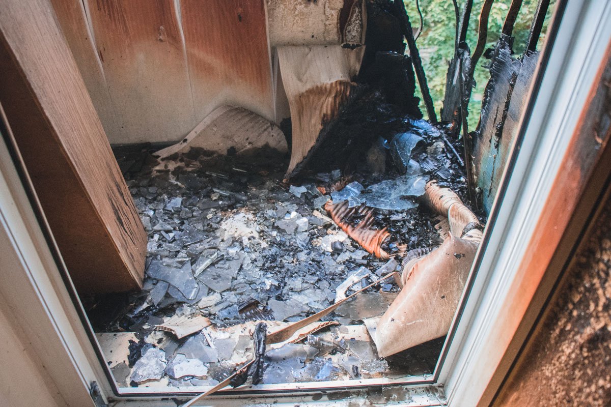 На третьем этаже на момент происшествия находился пожилой мужчина в возрасте около 80 лет